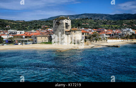 Antica torre di Ouranoupolis sulla penisola di Athos a Halkidiki, Grecia Foto Stock