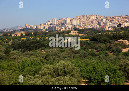 Sicilia, vista dalla Valle dei Templi per la città di Agrigento Foto Stock