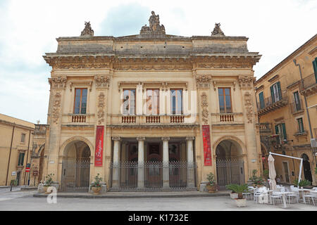 Sicilia, nella città vecchia di tardo barocca città di Noto in Val di Noto, il teatro, il Teatro Comunale Vittorio Emanuele, Siracusa Provincia, UNESCO Foto Stock