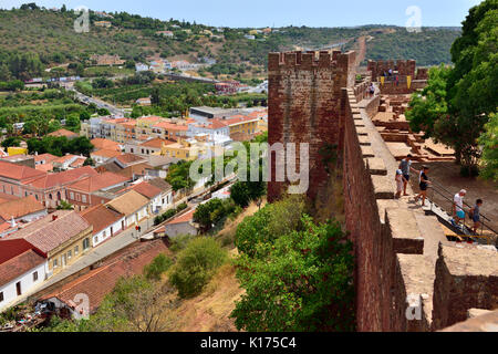 Bastioni dall'interno Silves castle e vista sulla città, Algarve, Portogallo, antica moresco Castello influenzata Foto Stock