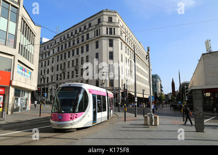 Corporation St, Birmingham City Centre UK e un servizio di tram Midland Metro. Visto nel 2017. Foto Stock