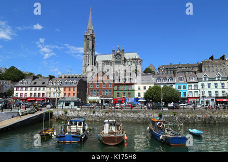 La cittadina di Cobh, nella contea di Cork, in Irlanda, in giugno, 2017. San Colman's cattedrale sorge alto sopra West Beach nel centro della città. Foto Stock