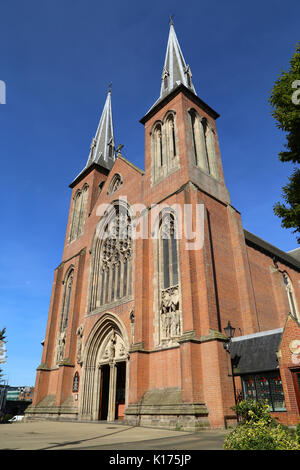 La parte anteriore del St. Chad's Cattedrale cattolica romana nella città di Birmingham, Inghilterra, Regno Unito. Foto Stock