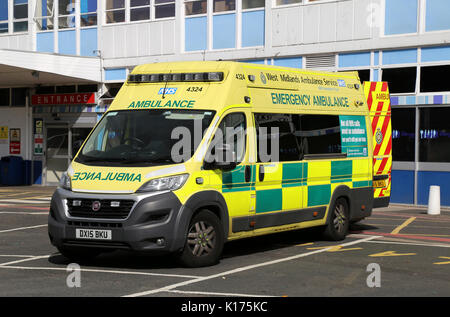 Un Fiat ambulanza di emergenza appartenenti al West Midlands servizio ambulanza, visto in Birmingham, UK. Foto Stock