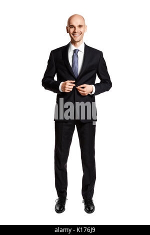 Studio shot del giovane uomo sorridente ottenere pronto isolati su sfondo bianco. Foto Stock