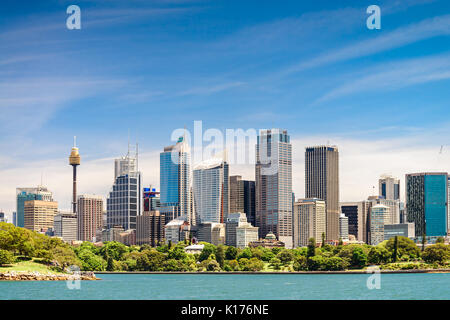 Vista panoramica a Sydney city grattacieli dal traghetto con cielo blu e nuvole su un luminoso giorno Foto Stock