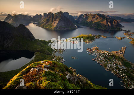 Vista dal vertice Reinebringen su Reine village e fjord nelle belle giornate, Lofoten Foto Stock