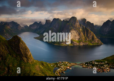 Vista dal vertice Reinebringen su Reine village e fjord nelle belle giornate, Lofoten Foto Stock