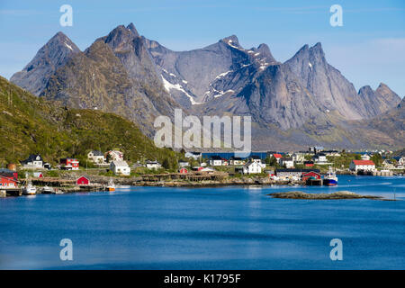 Vista panoramica di tutta naturale del porto di pesca di picchi di montagna in estate. Reine, Moskenes, Moskenesøya isola, isole Lofoten, Nordland, Norvegia Foto Stock