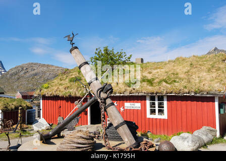 Visualizza fuori Fiskerimuseum Museo ittico in un tradizionale vecchio tetto del fondo erboso edificio nel villaggio di pescatori. Sund, Flakstadøya isola, isole Lofoten in Norvegia Foto Stock