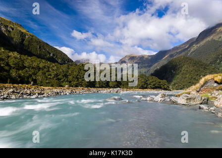 Wilkin fiume a monte di aspiranti National Park, ordinata superiore delle forche capanna, Isola del Sud, Nuova Zelanda Foto Stock