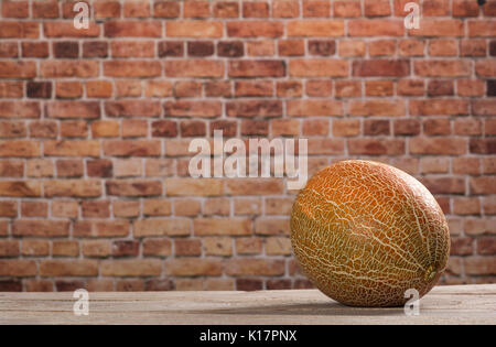 Melon su una superficie di legno Foto Stock