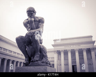 La Corte d'onore, dotate di un calco della statua del pensatore, da Auguste Rodin presso la Legione di Onore fine art Museum di San Francisco. Foto Stock