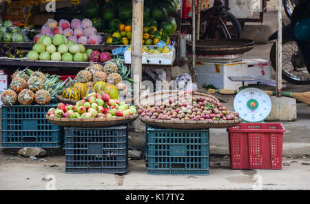 Sapa, Vietnam - 25 maggio 2016. La vendita di frutta fresca al mercato di strada di Sapa, Vietnam. Sapa è uno dei principali centri di mercato nel nord-ovest del Vietnam. Foto Stock