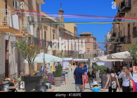 Sicilia Castellammare del Golfo, comune in provincia di Trapani nella zona pedonale Foto Stock