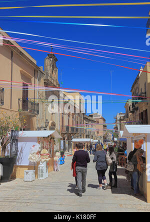 Sicilia Castellammare del Golfo, comune in provincia di Trapani nella zona pedonale Foto Stock