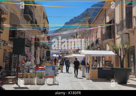 Sicilia Castellammare del Golfo, comune in provincia di Trapani nella zona pedonale Foto Stock