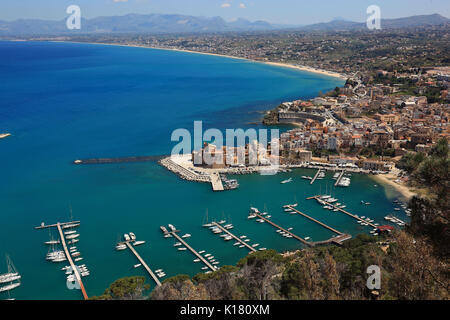 Sicilia Castellammare del Golfo, comune in provincia di Trapani, in vista del castello e la porta Foto Stock