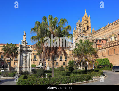 La Sicilia, la città di Palermo, la torre occidentale degli arcivescovi Palace e la Cattedrale della Santissima Assunta, davanti alla statua di Santa Rosalia Foto Stock