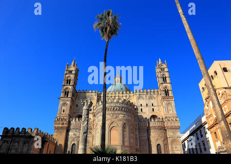 Sicilia, la città di Palermo, la cattedrale di Maria Santissima Assunta, il lato est mostra il carattere originale del Duomo normanno, UNESCO, Cattedrale Foto Stock