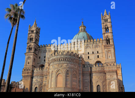 Sicilia, la città di Palermo, la cattedrale di Maria Santissima Assunta, il lato est mostra il carattere originale del Duomo normanno, UNESCO, Cattedrale Foto Stock