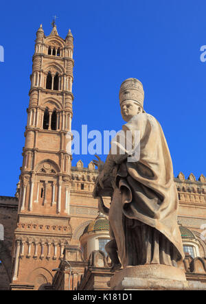 Sicilia, la città di Palermo, la cattedrale di Maria Santissima Assunta e la statua di un santo, UNESCO, Cattedrale metropolitana della Santa Vergine Mar Foto Stock