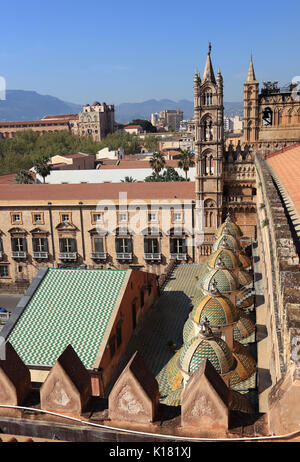 Sicilia, la città di Palermo, sul tetto della Cattedrale di Santa Maria Assunta che si affaccia le cupole e il Diocesano di Palermo Museo nell'Archbish Foto Stock