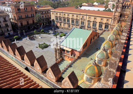 Sicilia, la città di Palermo, sul tetto della Cattedrale di Santa Maria Assunta che si affaccia le cupole e il Diocesano di Palermo Museo nell'Archbish Foto Stock