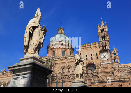 Sicilia, la città di Palermo, la cattedrale di Maria Santissima Assunta, prima che la statua di un santo, UNESCO Foto Stock