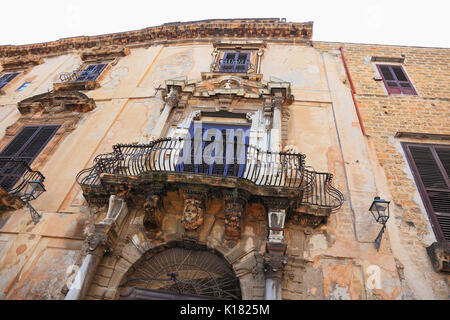 Palermo, un raffinato portale ad arco e balcone da una morbosa house a Piazza Bologna nella città vecchia Foto Stock