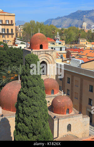 Sicilia, la città di Palermo, vista dal Campanile di San Giuseppe Cafasso per le cupole della chiesa di San Giovanni degli Eremiti e la città, UNESCO Foto Stock