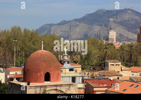 Sicilia, la città di Palermo, vista dal Campanile di San Giuseppe Cafasso per le cupole della chiesa di San Giovanni degli Eremiti e la città, UNESCO Foto Stock