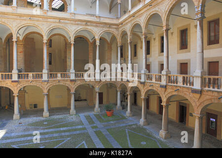 Sicilia, la città di Palermo, il cortile di Palazzo Reale, il palazzo reale, noto anche come il Palazzo dei Normanni o di Norman Palace, UNESCO Foto Stock