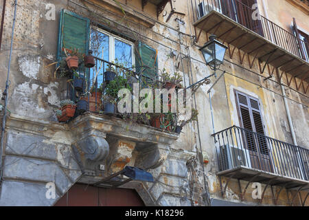 Sicilia, la città di Palermo, balcone con vasi da fiori, facciata di casa nella città vecchia Foto Stock