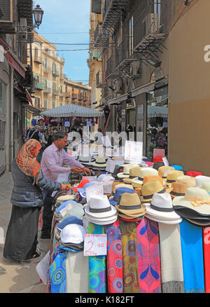 Palermo, le bancarelle del mercato nei vicoli della città vecchia Foto Stock