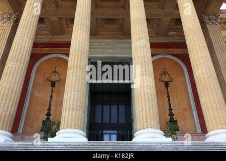 Sicilia, il centro storico di Palermo, colonne all'ingresso principale del Teatro Massimo, l'opera house in stile dello storicismo presso la Piazza Verdi Foto Stock