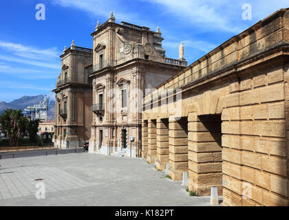 Sicilia, nel centro storico della città di Palermo, la storica Porta Felice Foto Stock