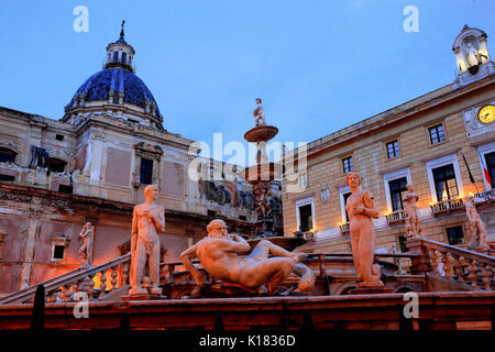 Sicilia, nel centro storico di Palermo, a Piazza Pretoria, Fontana Fontana Pretoria e la cupola della chiesa di Santa Caterina e il municipio Foto Stock