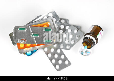 Aprire il vetro contenitore della medicina con la pila di blister di pillole Foto Stock