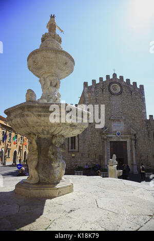 La Sicilia, la città di Taormina, la fontana barocca e la Cattedrale di San Nicolo o la cattedrale fortificata sulla piazza della cattedrale Foto Stock