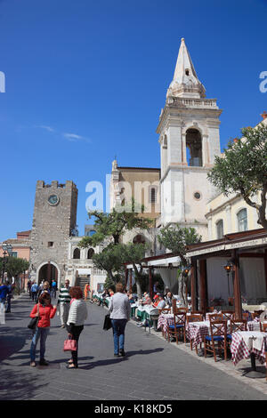 Sicilia, la città di Taormina, caffè sulla Piazza il 9 aprile e la chiesa di San Giuseppe Foto Stock