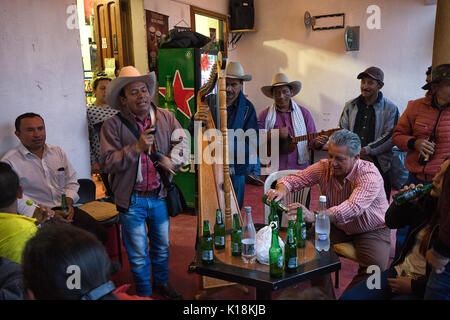 La gente celebra durante la festa annuale in Villa de Leyva Colombia Foto Stock