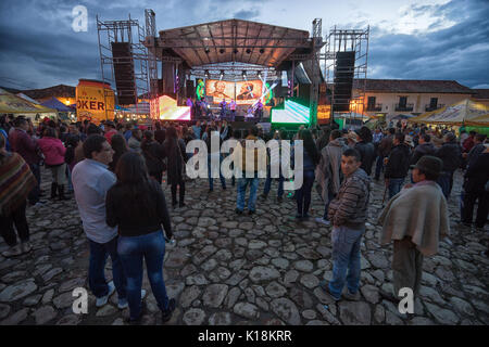 Concerto all'aperto presso il fiesta annuale in Villa de Leyva Colombia Foto Stock