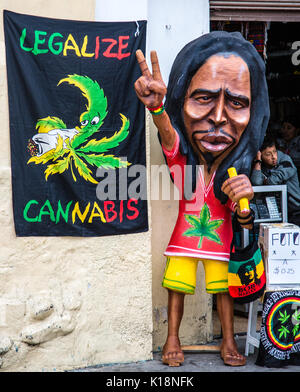 Bob Marley manichino proteste leggi sulla marijuana in Cuenca, Ecuador sul dicembre 31, 2012 Foto Stock