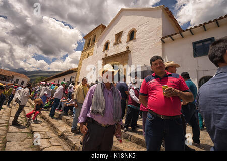 Luglio 16, 2017 Villa de Leyva, Colombia: folla davanti alla chiesa nella piazza principale durante la festa annuale Foto Stock