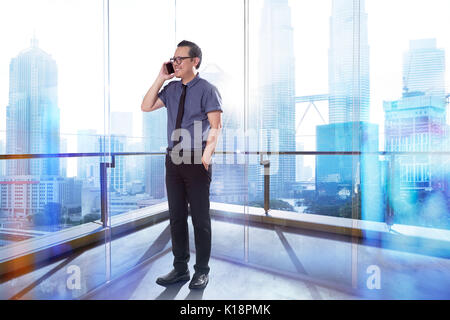 A piena lunghezza Ritratto di felice 30s 40s imprenditore asiatici . Foto Stock