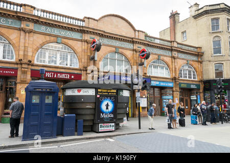 Esterno per la stazione di Earl's Court di Londra SW5, Regno Unito Foto Stock