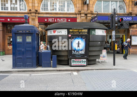 Esterno per la stazione di Earl's Court di Londra SW5, Regno Unito Foto Stock