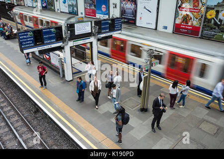 La stazione della metropolitana di Earl's Court, Westbound piattaforme, London, Regno Unito Foto Stock