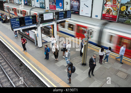 La stazione della metropolitana di Earl's Court, Westbound piattaforme, London, Regno Unito Foto Stock